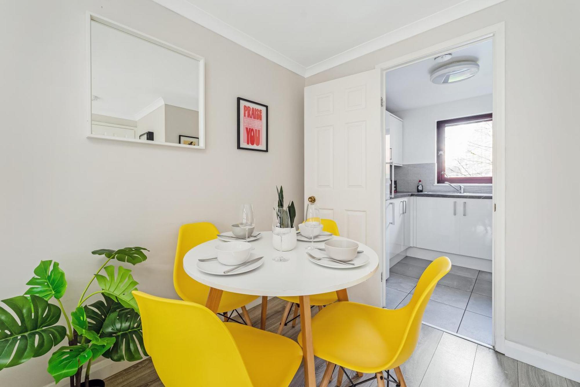 Апартаменты The Merchants Gem - 2bed & Free Parking